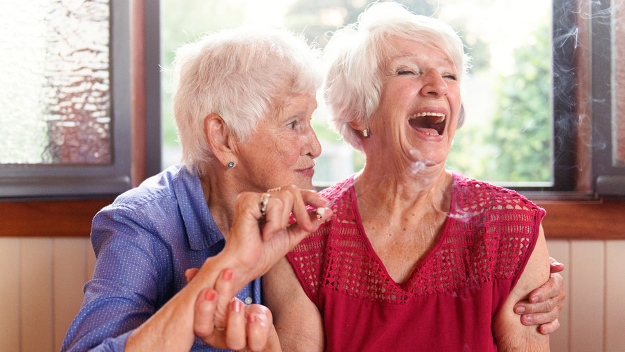 Consumir una baja dosis de marihuana en la vejez podría prevenir la demencia y otros&nbsp;trastornos